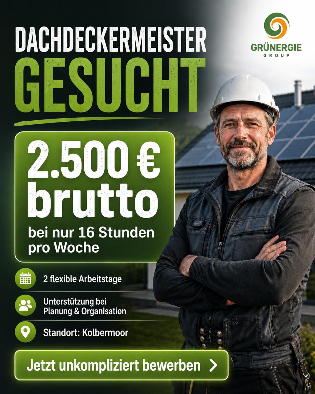 Dachdeckermeister vor einem Haus mit Photovoltaikanlage